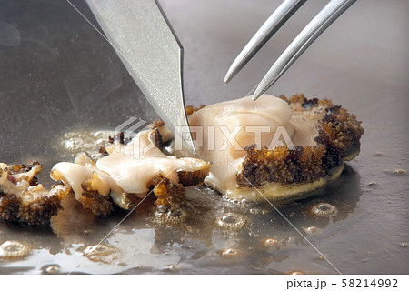 鉄板焼き アワビ アワビ鉄板焼きの様子 高級魚介の鉄板焼き 贅沢な酒の肴の写真素材