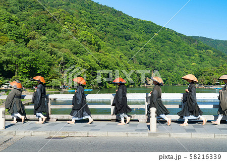 渡月橋(京都・嵐山)を渡るお坊さん 渡月橋(京都・嵐山)を渡るお坊さん 58216339