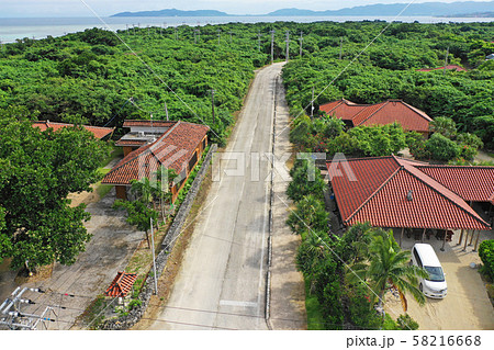 竹富島の集落の上空から 58216668