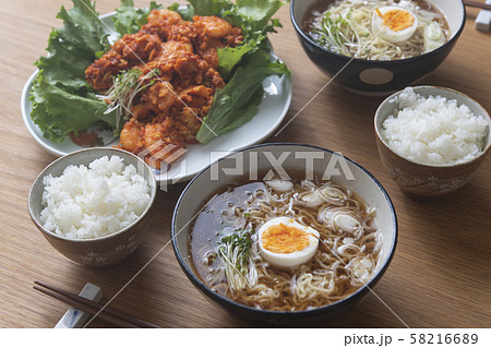 海老チリと、ノンフライ即席ラーメン 58216689