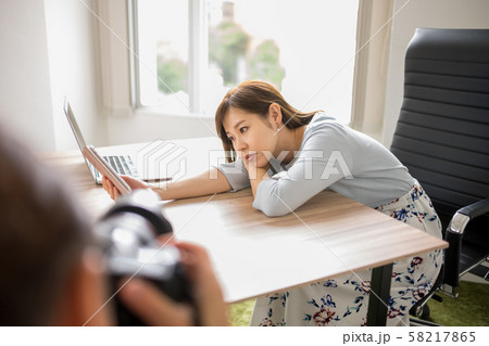 女性ポートレート 58217865