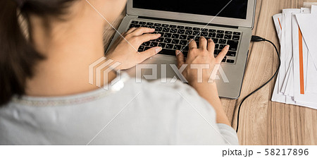 女性ポートレート 58217896