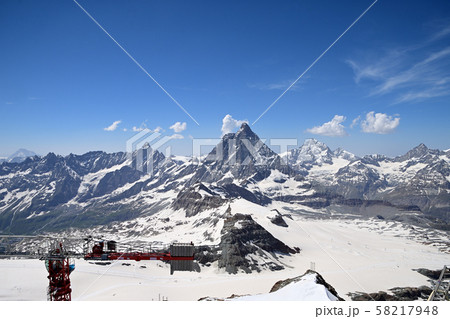 ヨーロッパ最高地点のグレーシャー・パラダイス展望台から氷河の先にマッターホルンとダン・ブランシュ 58217948