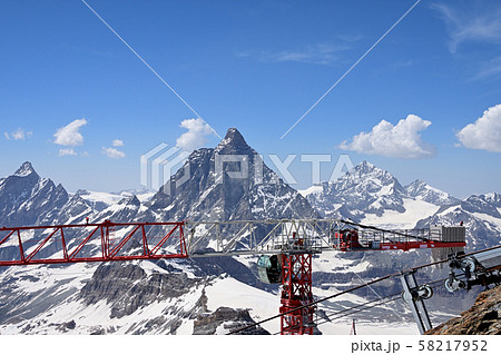 ヨーロッパ最高地点のグレーシャー・パラダイス展望台からマッターホルンとダン・ブランシュ 58217952