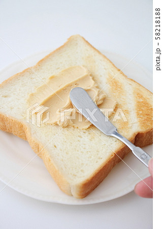 トーストにピーナッツバターをぬる 58218188