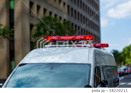 事件　警察　パトカー 58220211