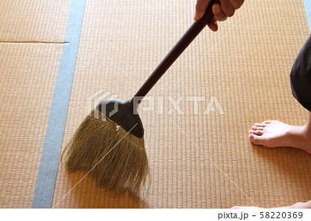 座敷箒で掃くの写真素材 5369