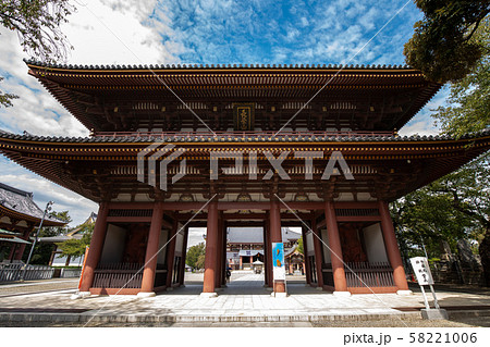 東京大田区の池上本門寺境内の山門、仁王門 東京大田区の池上本門寺境内の山門、仁王門 58221006