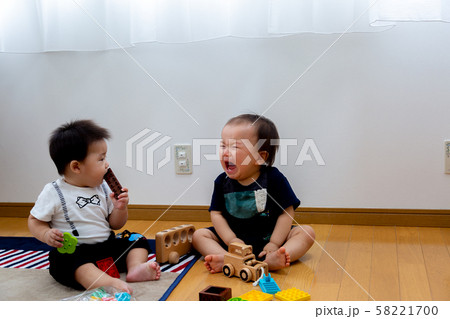 取合いをする乳幼児の男の子 58221700