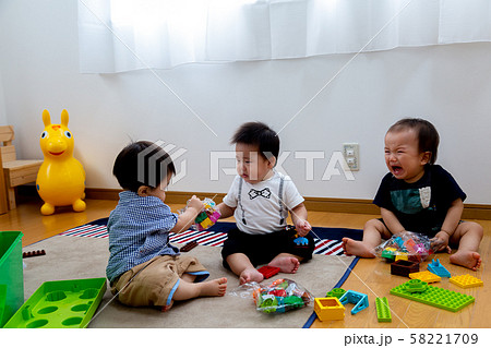 喧嘩する乳幼児の男の子達 58221709