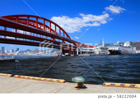 神戸大橋、神戸ハーバーランドと遠景に六甲山（ボートアイランド北公園から展望） 58222004