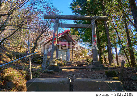 秋の神奈川県伊勢原市の大山山頂28丁目鳥居と大山阿夫利神社前社 58222189