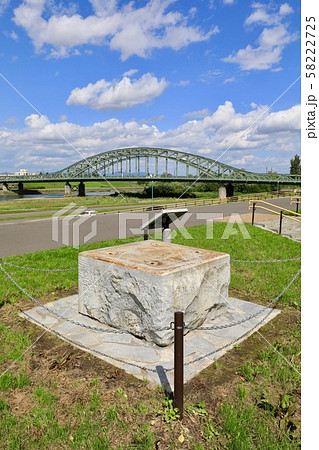 沓座石と旭橋（遠景） 58222725