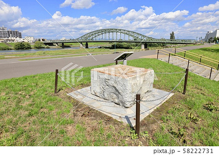 沓座石と旭橋（遠景） 58222731