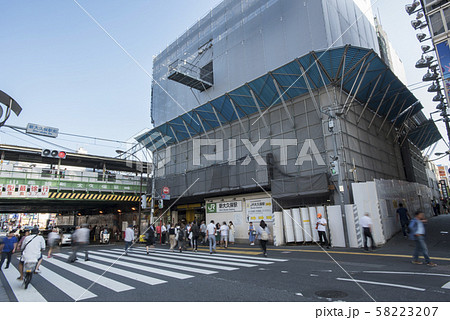 新大久保駅前の横断歩道を歩く人々 58223207