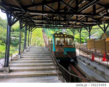 黒川駅に停車する　妙見の森ケーブル　ほほえみ号 58223469