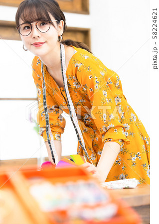ファッションデザイナー　女性 58224621