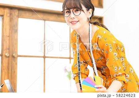 ファッションデザイナー　女性 58224623