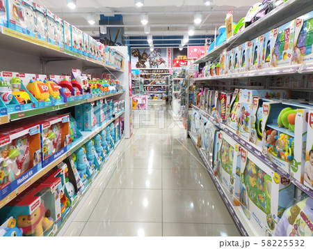 Children's toys are hung and exhibited to customers. Good design packaging. Sorted by type and labelled with a price. 58225532