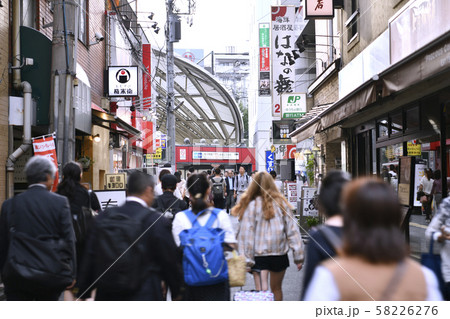 日本の東京都市景観 本郷三丁目駅（丸ノ内線）・東京大学側 58226276