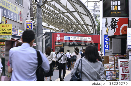 日本の東京都市景観 本郷三丁目駅（丸ノ内線）・東京大学側 58226279