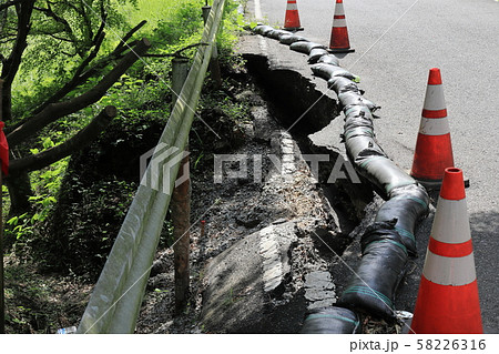 道路　土砂崩れ 58226316