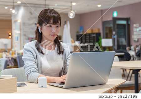 音楽を聴きながらパソコン作業をする女性 58227198