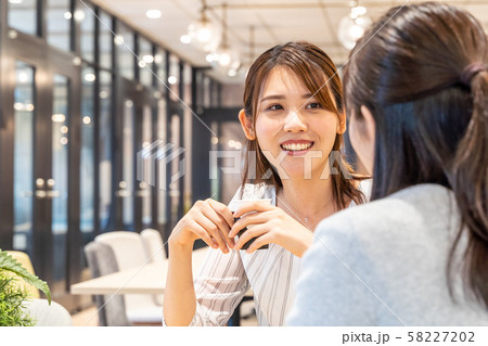 コーヒーを飲んで休憩する女性 コーヒーを飲んで休憩する女性 58227202
