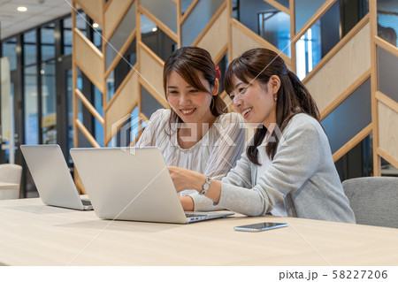 パソコンで笑顔で作業をする2人の女性 58227206