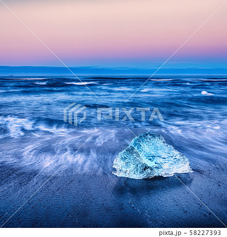 Incredible pieces of the iceberg sparkle on famous 58227393