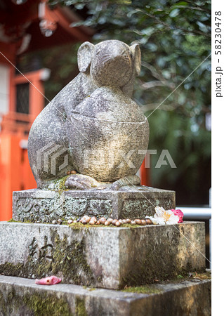 大豊神社、椿の花を身にまとった大国社の狛鼠 大豊神社、椿の花を身にまとった大国社の狛鼠 58230478