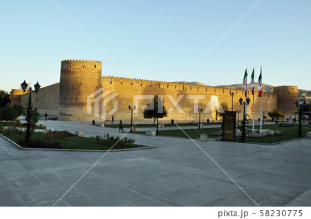 イラン　シラーズ　朝日に染まるキャリーム・ハーン城塞 58230775