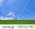 青空に飛行機雲 58231782