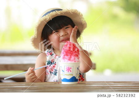 かき氷を食べる女の子 かき氷を食べる女の子 58232392