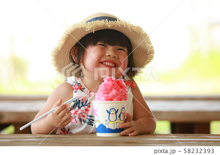 かき氷を食べる女の子 かき氷を食べる女の子 58232393