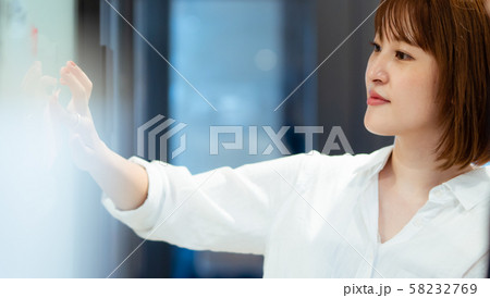 デザインシンキング 男女 ビジネス デザインシンキング 男女 ビジネス 58232769