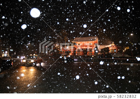 雪の八坂神社 58232832