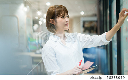 デザインシンキング 男女 ビジネス デザインシンキング 男女 ビジネス 58233059