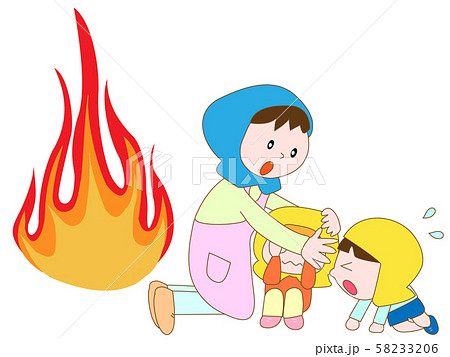 災害で非難する親子 58233206