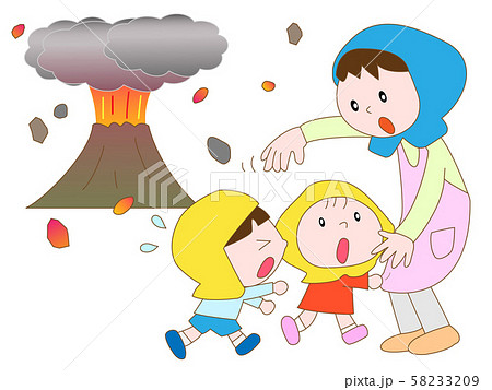 災害で非難する親子 58233209