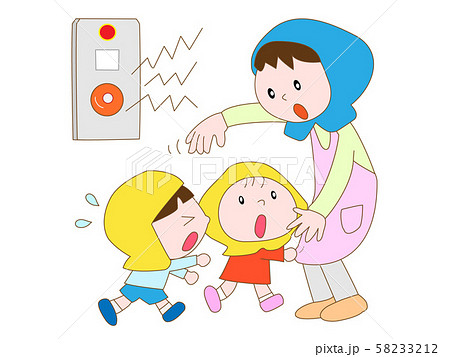 災害で非難する親子 58233212