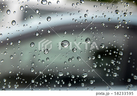 窓ガラスに雨粒 雨 大雨 豪雨 台風 梅雨 の写真素材