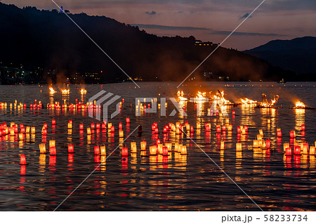 京都府　宮津市　宮津燈籠流しの精霊船　紅白の追っかけ灯籠 58233734