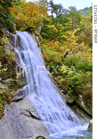 錦秋の面白山高原 紅葉川渓谷と藤花の滝の写真素材