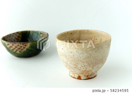 志野焼の汲出し湯呑と織部焼の小鉢 58234595