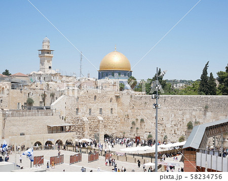 ユダヤ教の聖地・嘆きの壁とイスラム教の聖地・岩のドーム（イスラエル：エルサレム） 58234756