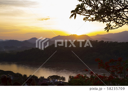 ルアンパバーン　プーシーの丘から見た夕景 58235709