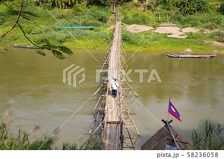 ルアンパバーン ナムカーン川にかかるバンブーブリッジ ルアンパバーン ナムカーン川にかかるバンブーブリッジ 58236058