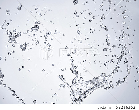 水しぶき（白バック） 58236352