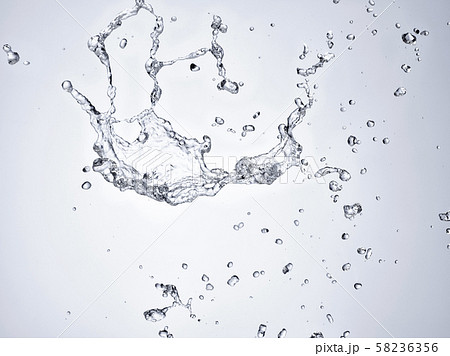 水しぶき（白バック） 58236356